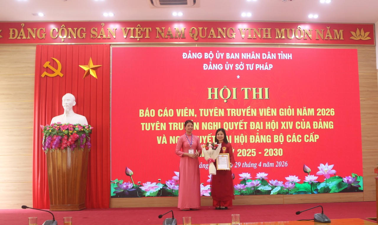 Ban Tổ chức trao giải Nhì cho các thí sinh tại Hội thi báo cáo viên, tuyên truyền viên giỏi năm 2026.
