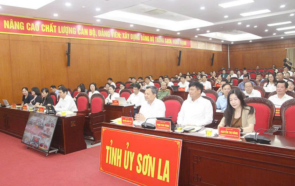 Các đại biểu tham dự hội nghị tiếp xúc cử tri.