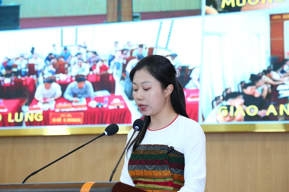 Cử tri phát biểu ý kiến tại hội nghị.