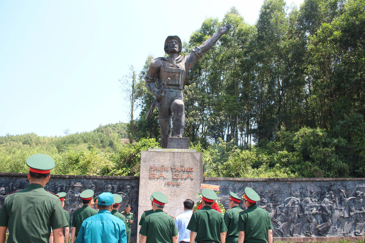 Đoàn công tác Quân khu 5 thành kính đặt vòng hoa, dâng hương tưởng nhớ, tri ân sâu sắc các Anh hùng liệt sĩ và Nhân dân địa phương đã chiến đấu hy sinh làm nên chiến thắng Ba Gia vang dội.