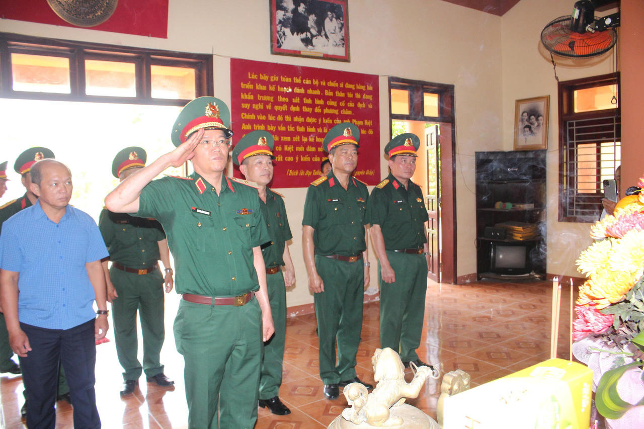 Quân khu 5 dâng hương tưởng niệm tại các di tích lịch sử và địa chỉ đỏ ở Quảng Ngãi