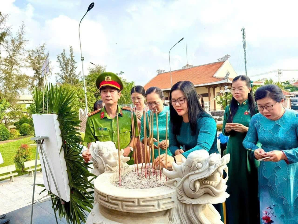 TP HCM: Dâng hoa, dâng hương viếng Khu di tích Láng Le - Bàu Cò và Khu truyền thống Cuộc Tổng tiến công và nổi dậy Xuân Mậu Thân 1968 