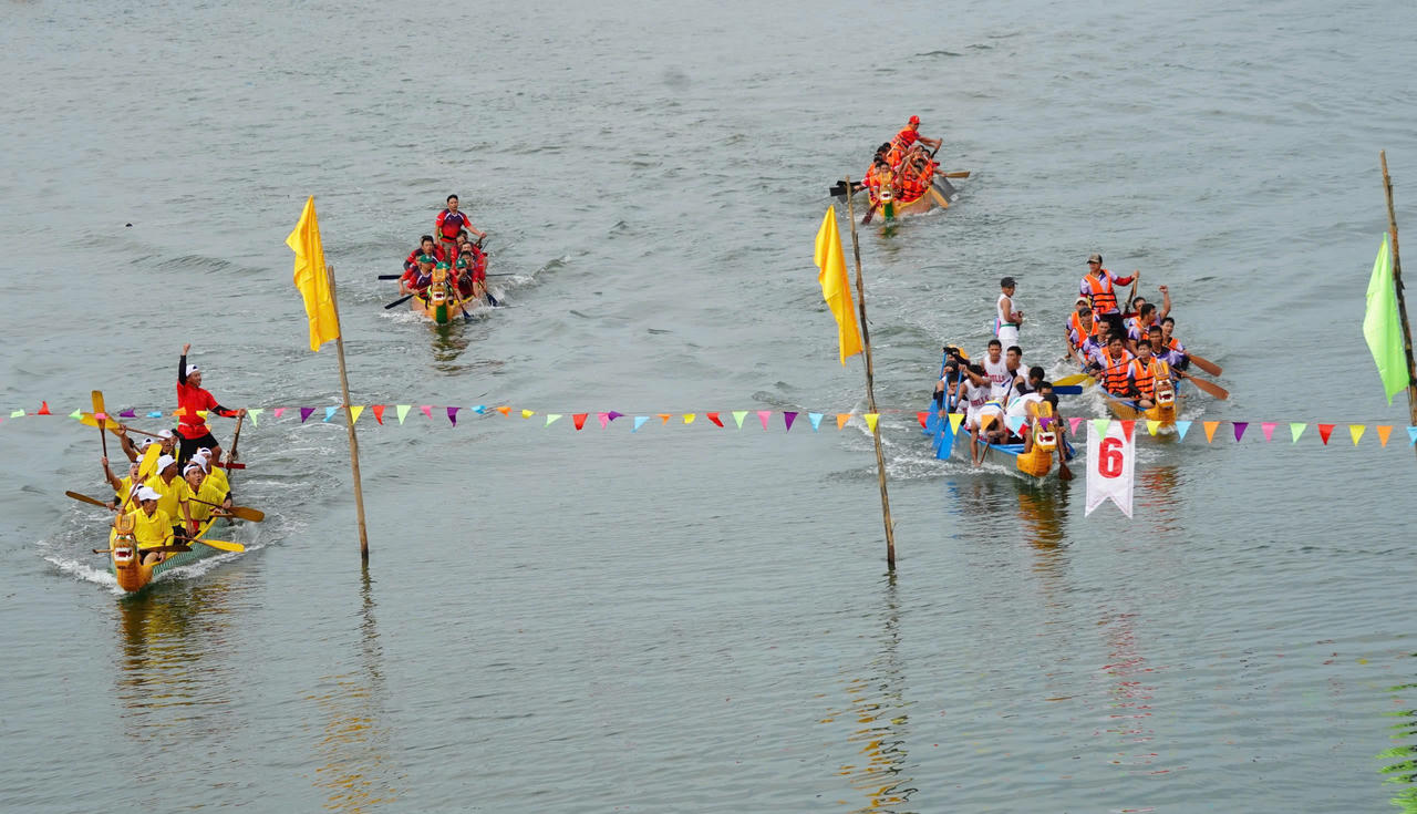 Các đội thuyền tăng tốc về đích tại Giải đua thuyền truyền thống trên sông Bến Hải.