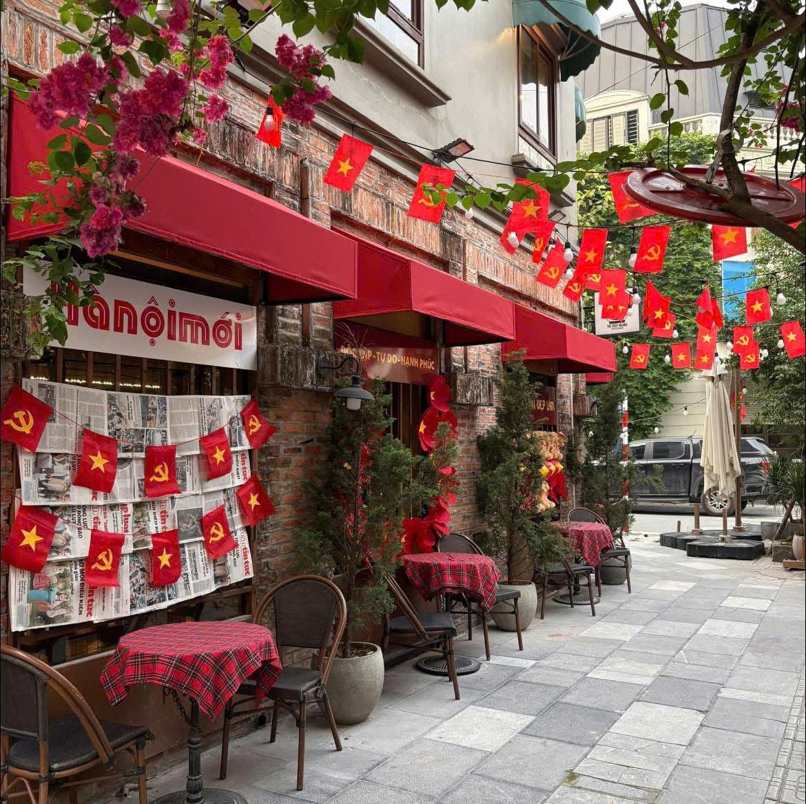 “Phủ đỏ” quán cà phê Hà Nội dịp 30/4: Không gian check-in gợi nhắc lịch sử