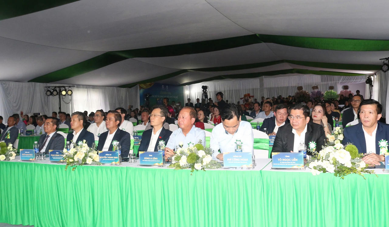 Các đại biểu tham dự buổi lễ