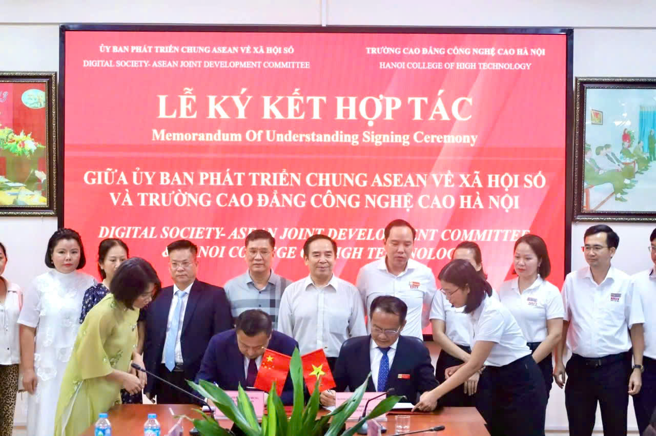 NGƯT.TS Phạm Xuân Khánh - Hiệu trưởng nhà trường và Ông Long Vân Hải - Giám đốc điều hành Ủy ban Phát triển chung Asean về xã hội số tại buổi ký kết