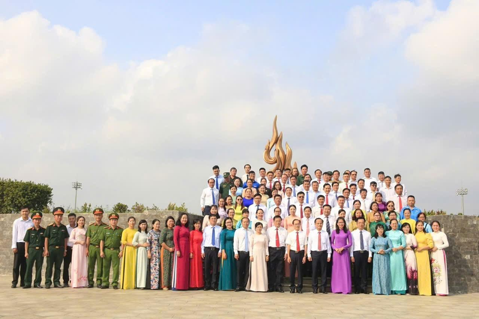 TP HCM: Dâng hoa, dâng hương viếng Khu di tích Láng Le - Bàu Cò và Khu truyền thống Cuộc Tổng tiến công và nổi dậy Xuân Mậu Thân 1968 