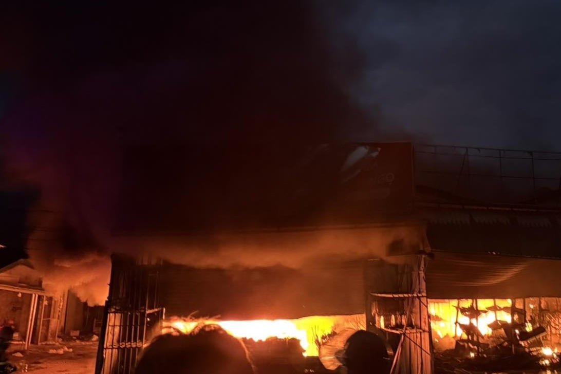 Hà Tĩnh: Hỏa hoạn lúc rạng sáng, 2 ki-ốt bị thiêu rụi