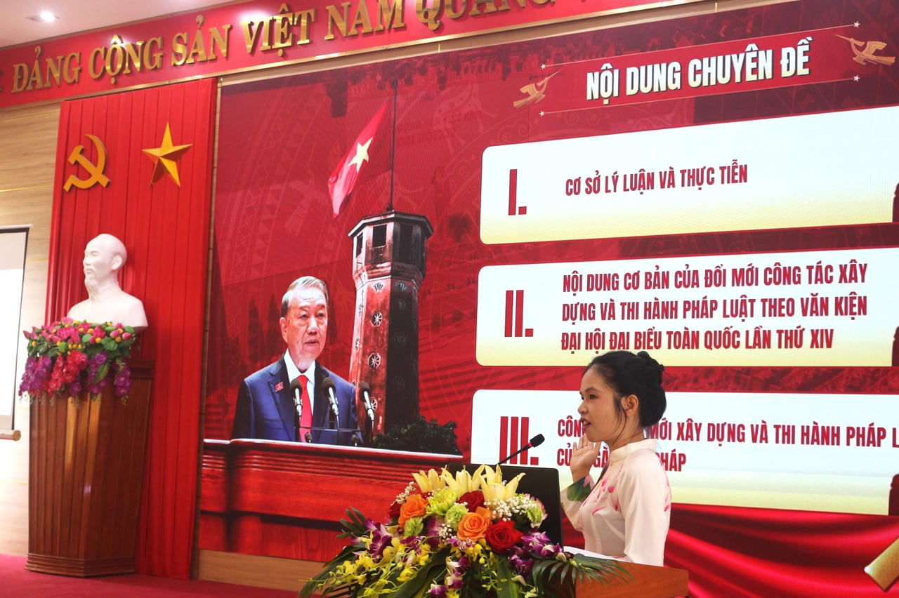 Thí sinh Hoàng Nữ Huyền Trang, Chi bộ cơ quan Văn phòng Sở Tư pháp trình bày phần thi tại Hội thi báo cáo viên, tuyên truyền viên giỏi năm 2026.