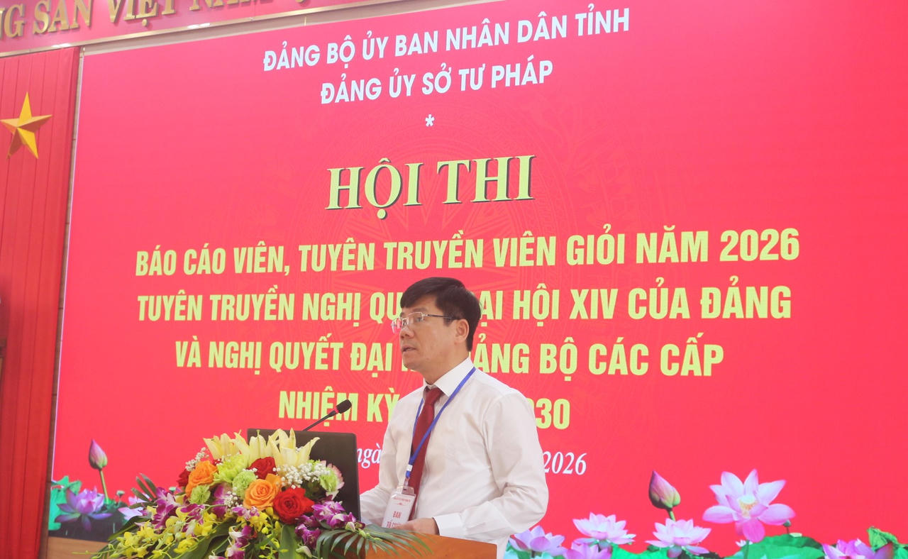 Ông Trần Chí Tiến, Giám đốc Sở Tư pháp tỉnh Quảng Trị phát biểu tại hội thi.