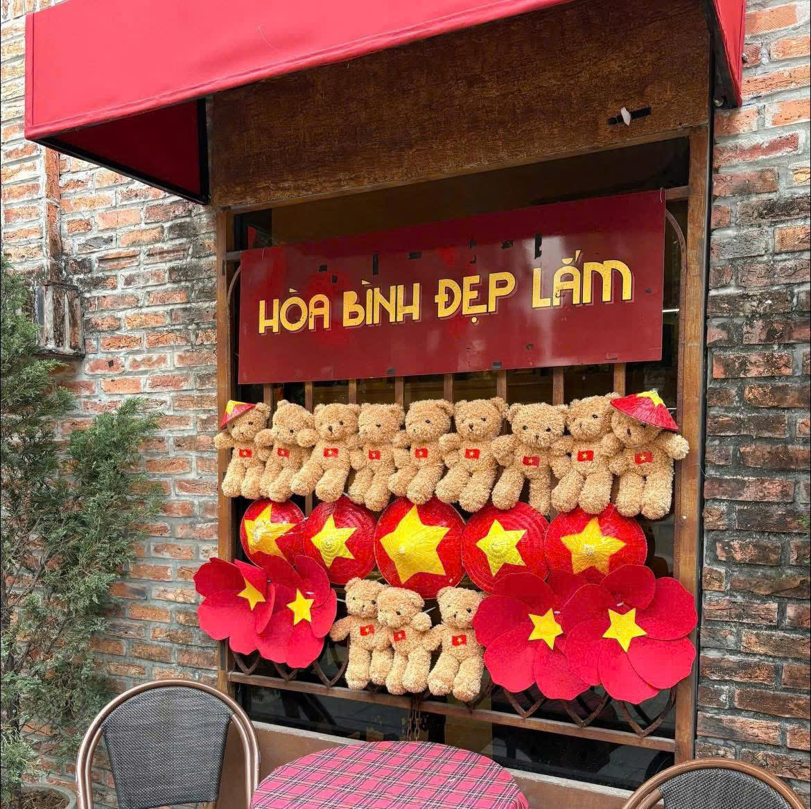 Hình ảnh những quán cà phê được trang trí công phu với cờ đỏ sao vàng, băng rôn cổ động.