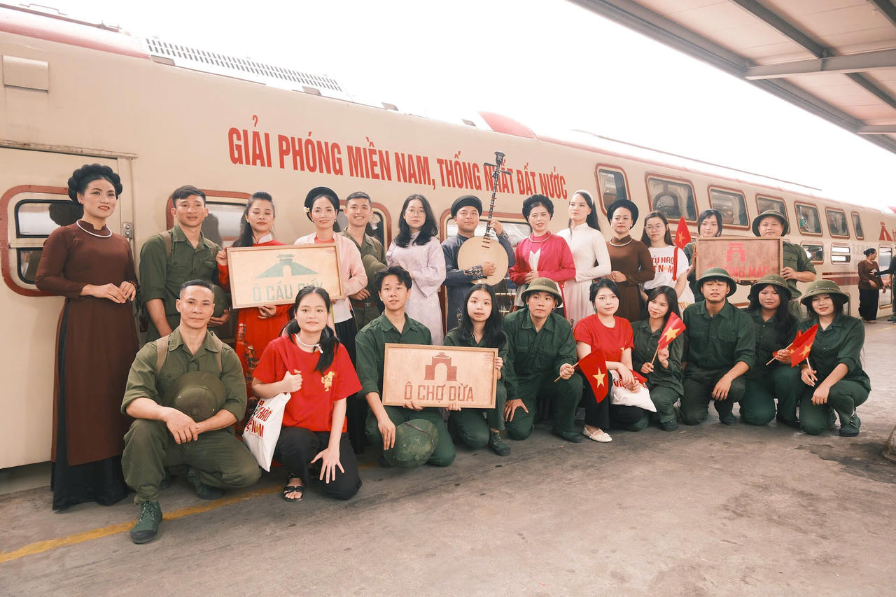 “Chuyến tàu đoàn viên” – Hành trình chạm vào ký ức lịch sử giữa lòng Hà Nội