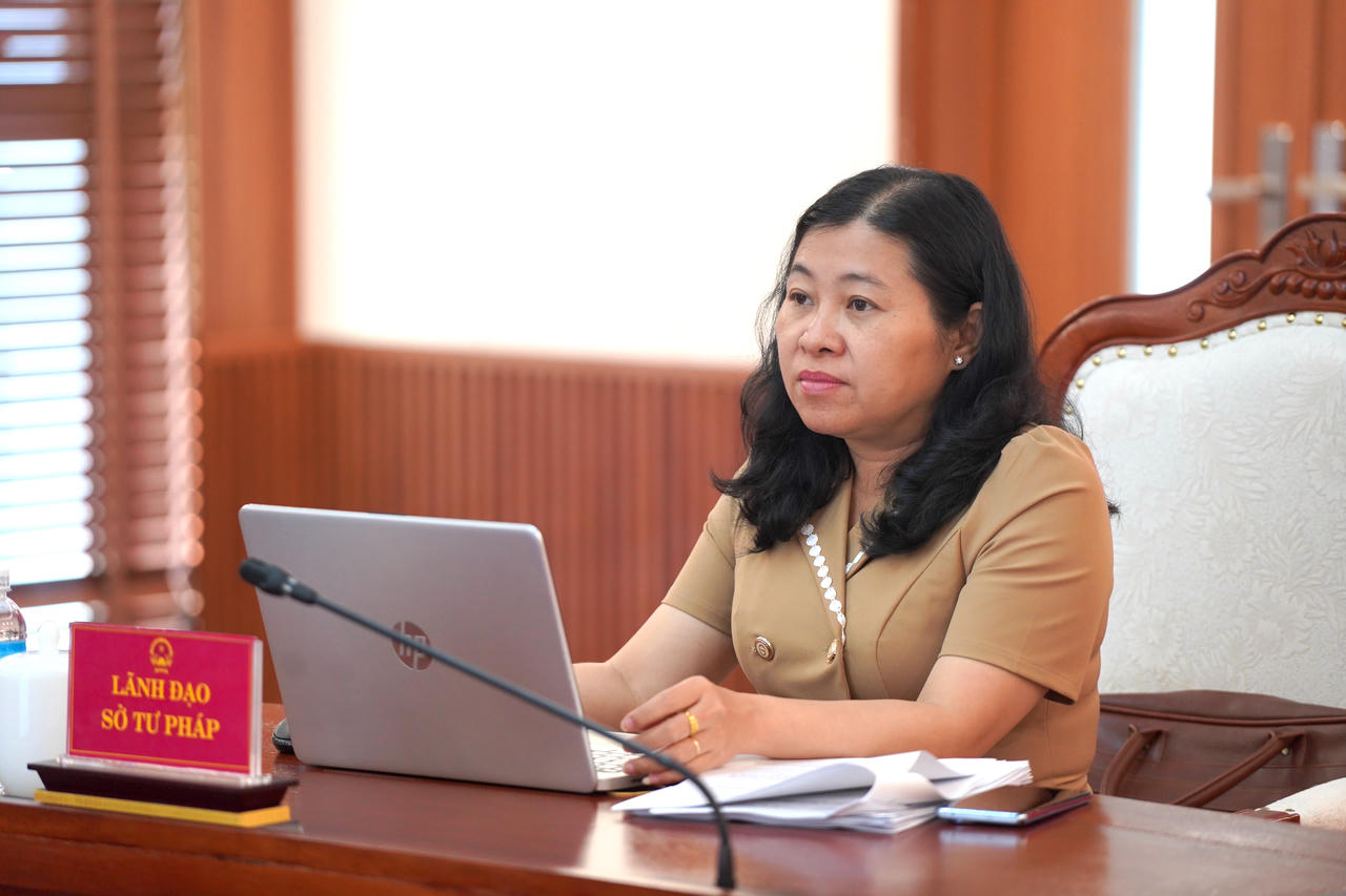 Đồng chí Nguyễn Thụy Thanh Yên - Phó Giám đốc Sở Tư pháp chủ trì tại điểm cầu tỉnh Khánh Hòa.