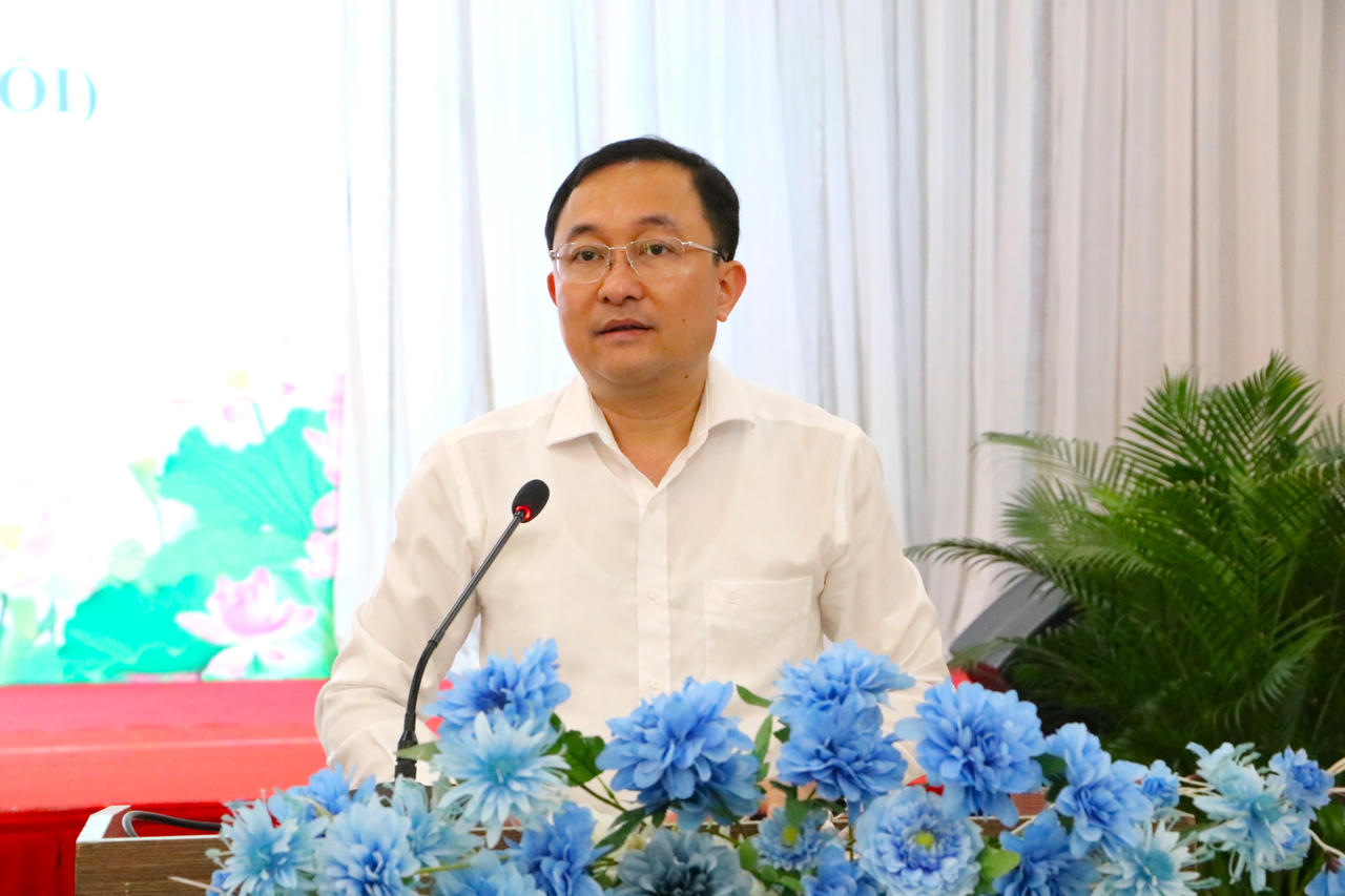 Ông Phan Hồng Nguyên - Phó Cục trưởng Cục PBGDPL và TGPL trình bày báo cáo tổng kết việc thi hành Luật PBGDPL 2012