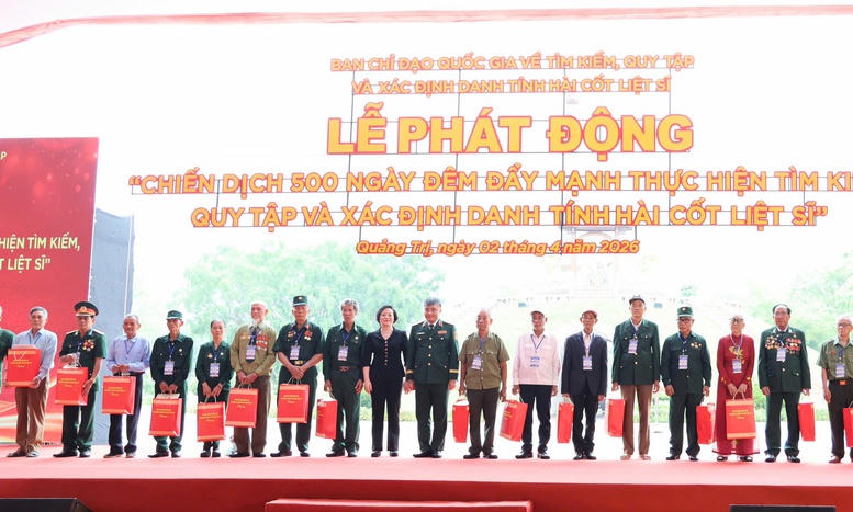 Phó Thủ tướng Phạm Thị Thanh Trà và Thượng tướng Nguyễn Văn Hiền, Thứ trưởng Bộ Quốc phòng tặng quà các gia đình chính sách tại Lễ phát động ngày 2/4/2026. (Nguồn VGP)