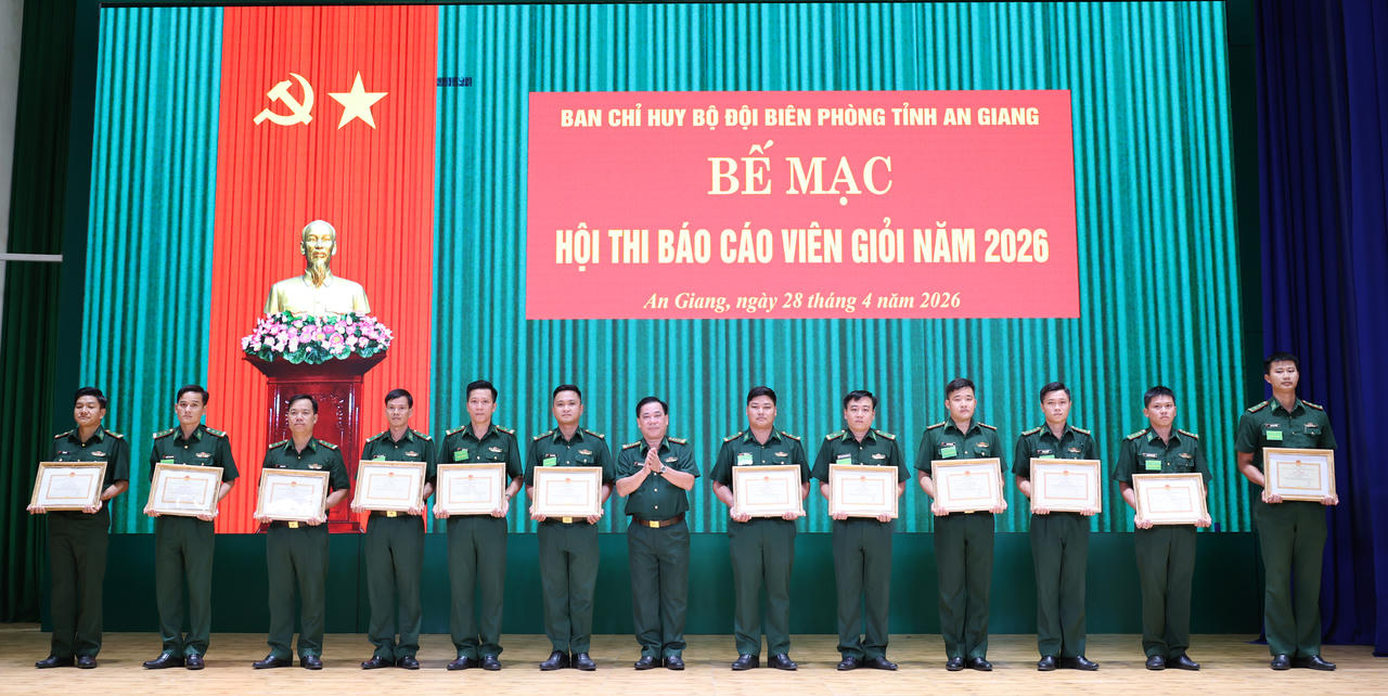 Đại tá Nguyễn Văn Hiệp, Phó Chính ủy Bộ Chỉ huy Quân sự tỉnh, Chính ủy Ban Chỉ huy Bộ đội Biên phòng tỉnh An Giang phát biểu bế mạc hội thi.
