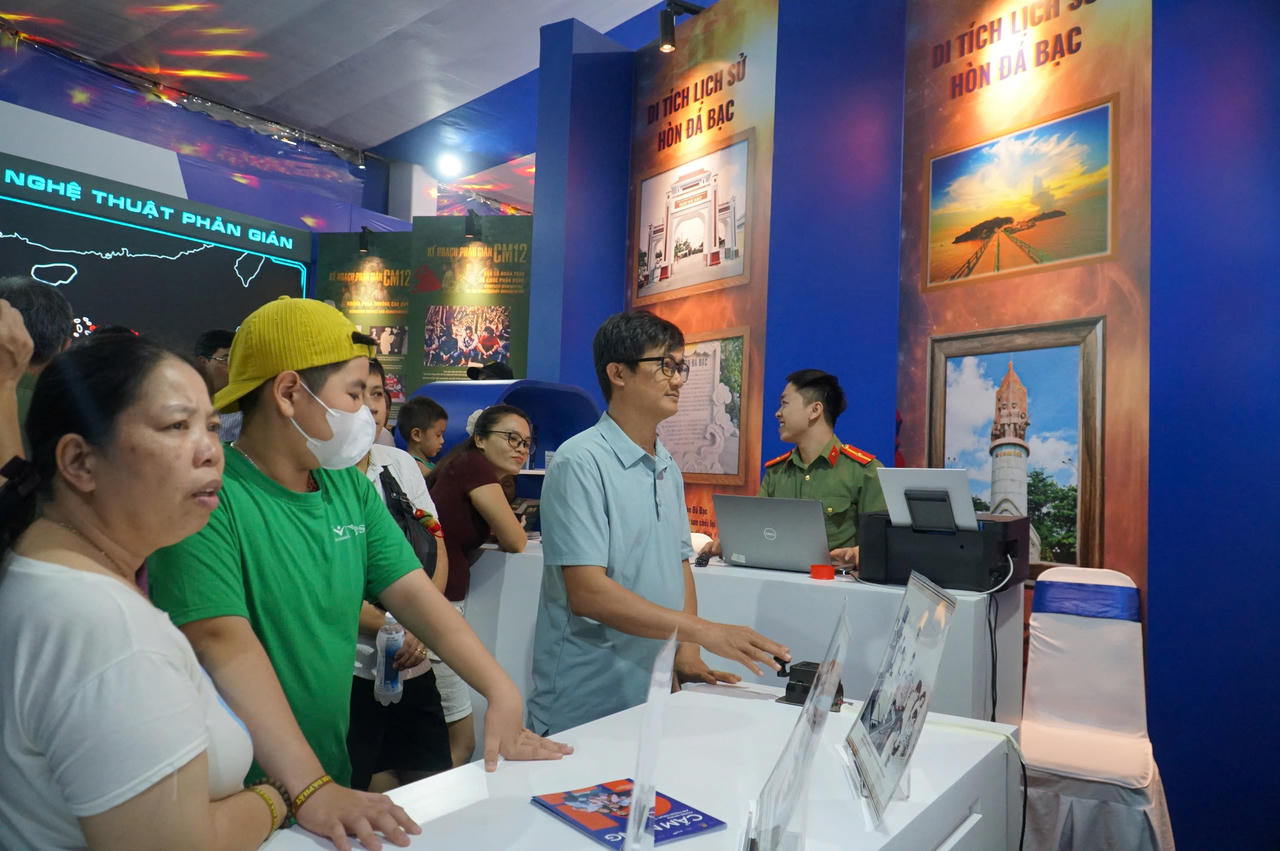 Đông đảo người dân tham quan triển lãm.