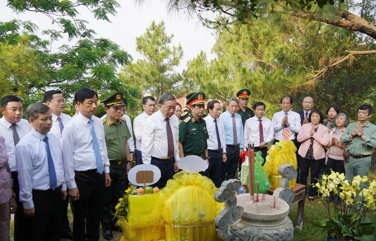 Tổng Bí thư, Chủ tịch nước Tô Lâm và các đại biểu tưởng niệm, tri ân Đại tướng Võ Nguyên Giáp.
