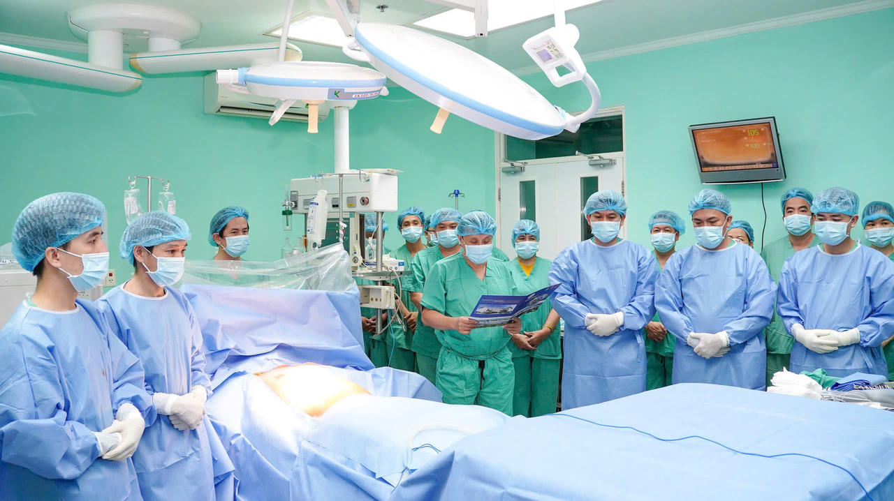 Lãnh đạo BVTW Huế, ê kíp phẫu thuật mặc niệm, tri ân bệnh nhân hiến tạng trước khi thực hiện ca phẫu thuật lấy tạng và ghép tạng cho các bệnh nhân khác.