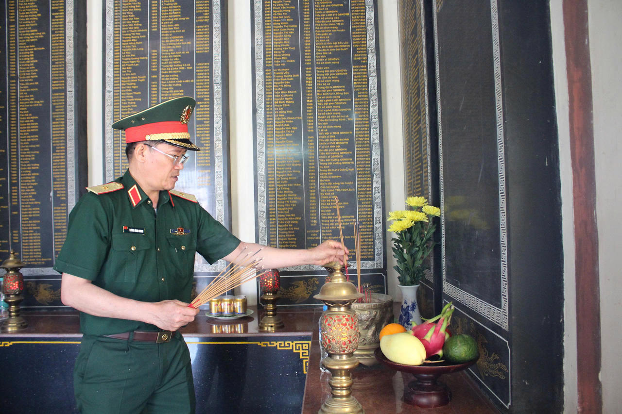 Quân khu 5 dâng hương tưởng niệm tại các di tích lịch sử và địa chỉ đỏ ở Quảng Ngãi