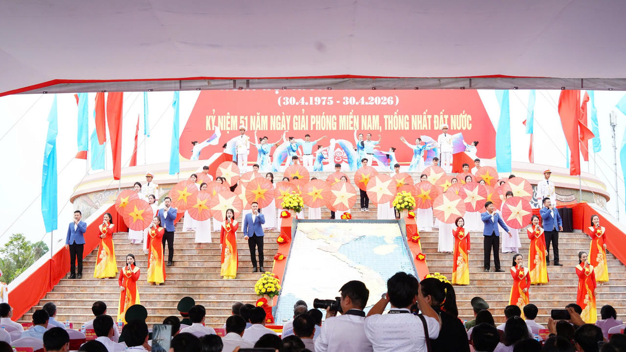 Tiết mục nghệ thuật chào mừng tại Lễ Thượng cờ Lễ hội “Thống nhất non sông” kỷ niệm 51 năm Ngày Giải phóng miền Nam, thống nhất đất nước.