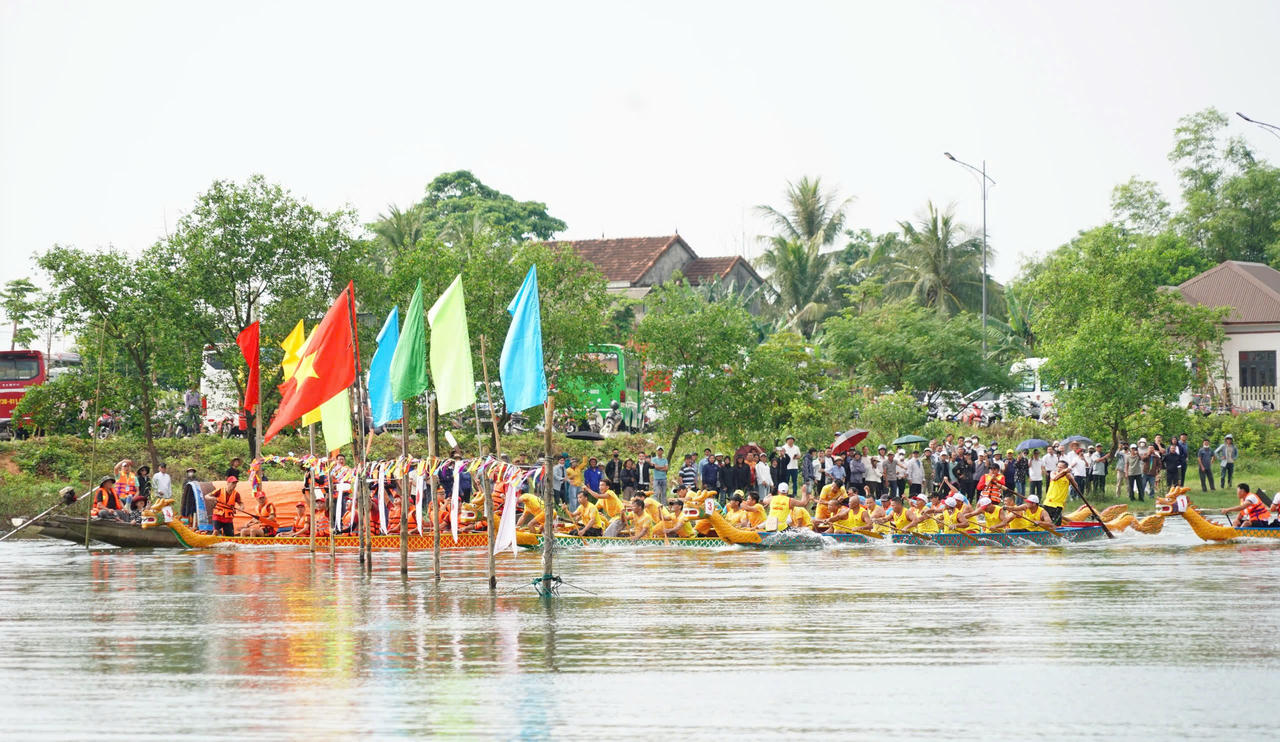 Giải đua thuyền truyền thống trên sông Bến Hải thu hút đông đảo người dân đến xem và cổ vũ.