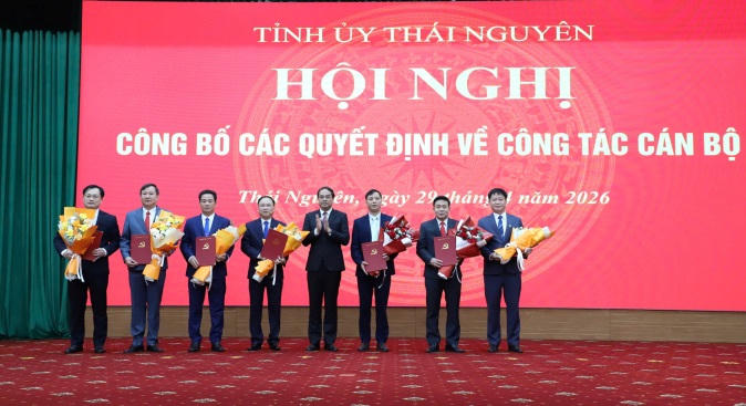  Bí thư Tỉnh ủy Thái Nguyên Trịnh Xuân Trường trao quyết định cho các cán bộ được điều động, luân chuyển, chỉ định.