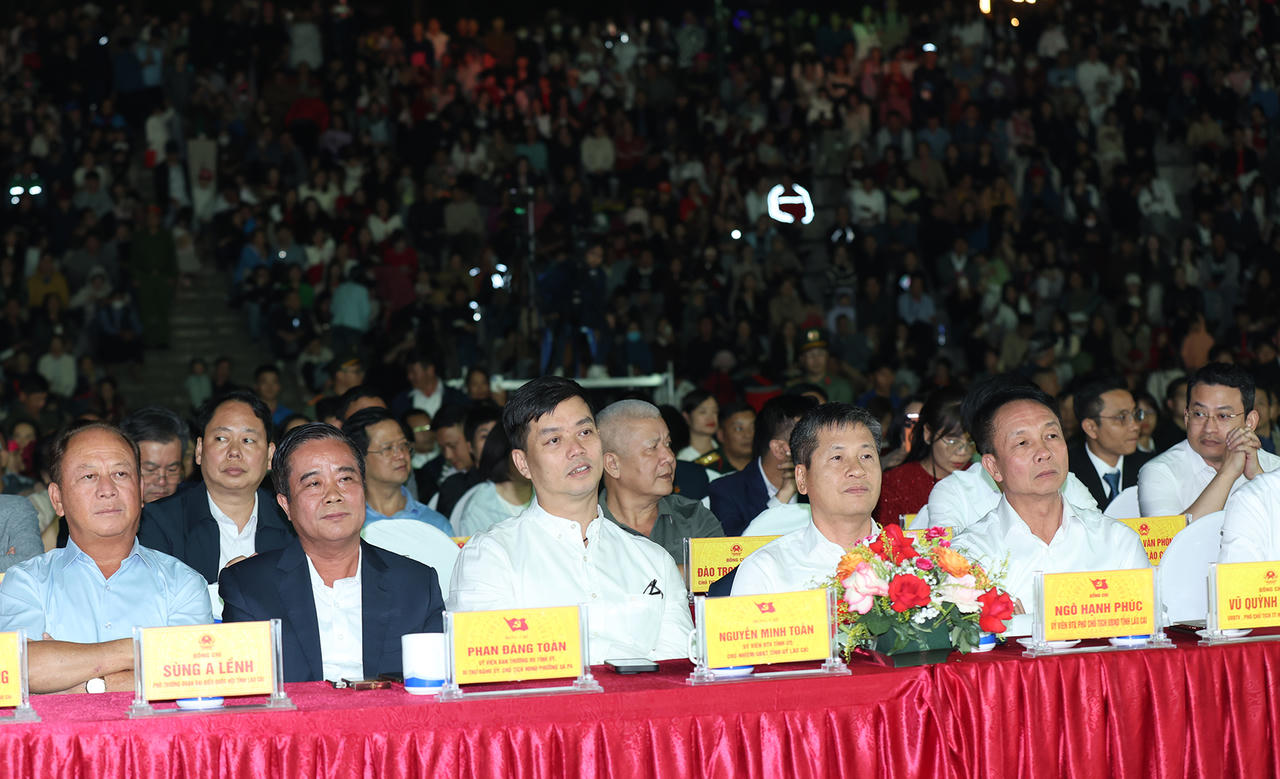 Các đại biểu tham dự lễ khai mạc