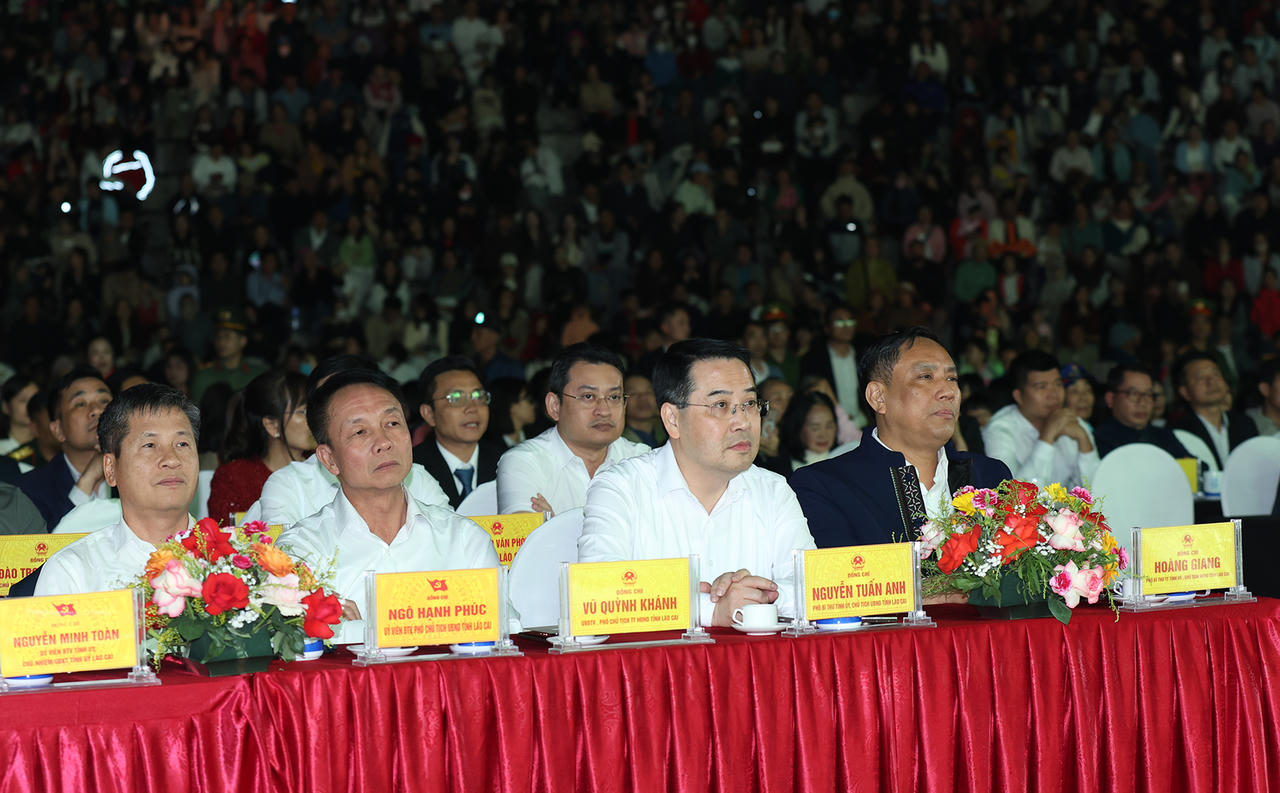 Sa Pa rực sáng đêm hội: Khai màn mùa du lịch hè 2026 đầy sắc màu