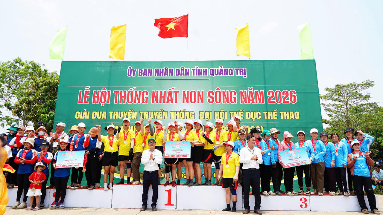 Ban Tổ chức trao giải cho các tay chèo nữ.