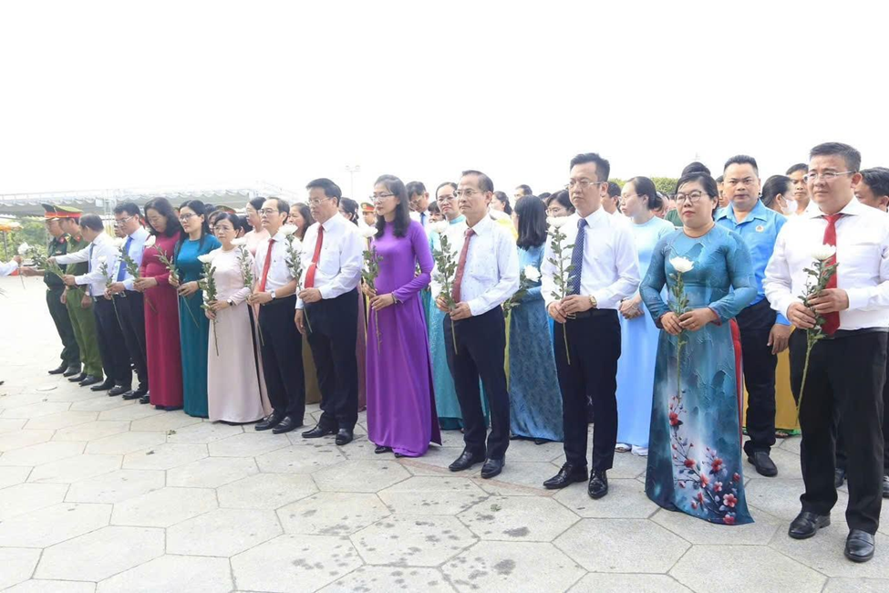 TP HCM: Dâng hoa, dâng hương viếng Khu di tích Láng Le - Bàu Cò và Khu truyền thống Cuộc Tổng tiến công và nổi dậy Xuân Mậu Thân 1968 