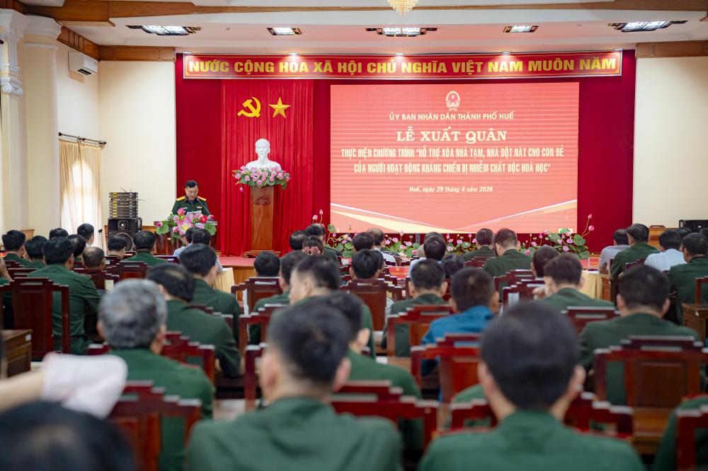 Quang cảnh Lễ&nbsp;xuất quân thực hiện chương trình “Hỗ trợ xóa nhà tạm, nhà dột nát cho con đẻ của người hoạt động kháng chiến bị nhiễm chất độc hóa học”.