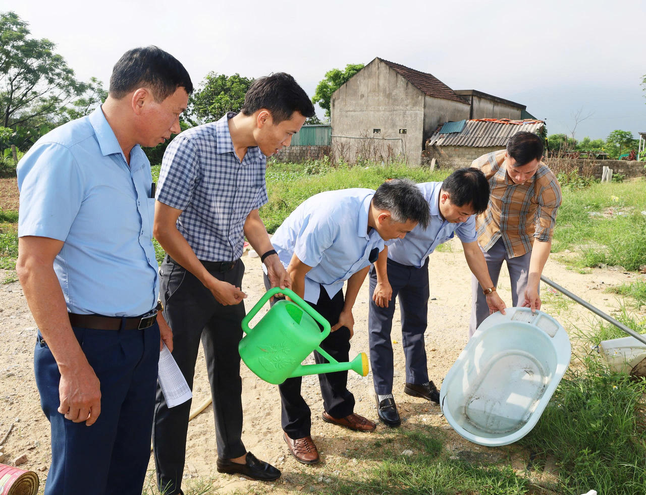 Giám sát véc tơ truyền bệnh tại TDP Tân Long, phường Vũng Áng (tỉnh Hà Tĩnh).
