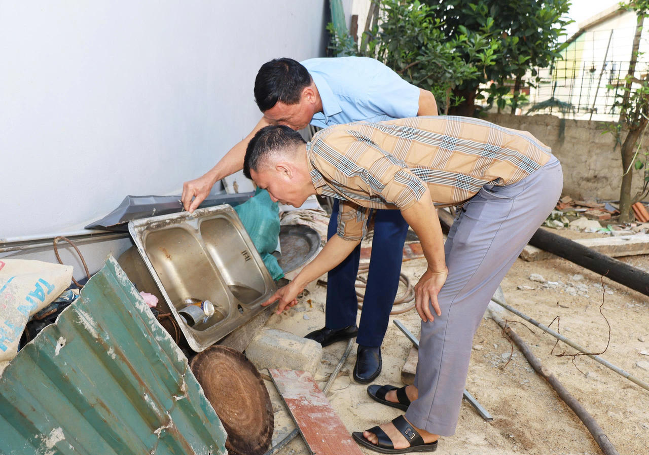 Nhiều hộ gia đình, việc lật úp dụng cụ chứa nước, dọn dẹp phế thải chưa được thực hiện thường xuyên.