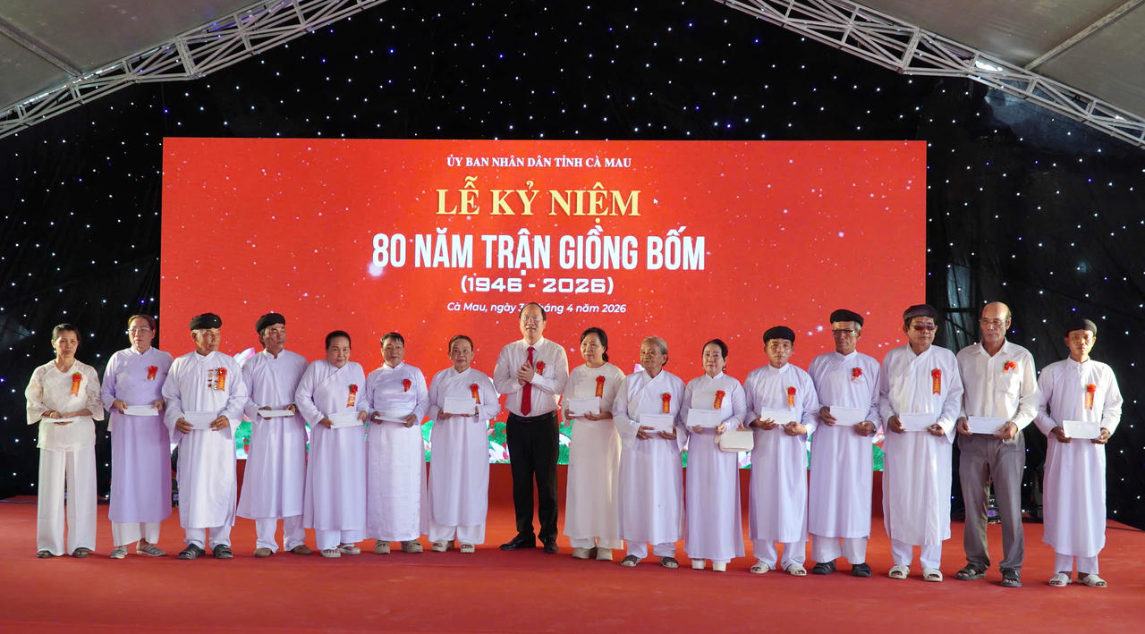Ông Nguyễn Hồ Hải tặng quà tri ân cho các gia đình liệt sĩ.