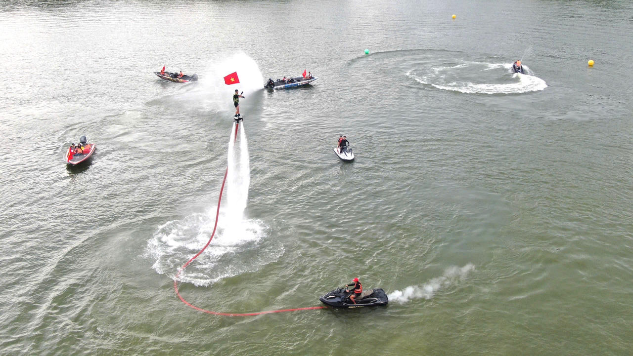 Trình diễn&nbsp;Flyboard trên hồ Thác Bà tạo nên sức hút mới lạ. Ảnh: Nguyên Đức.