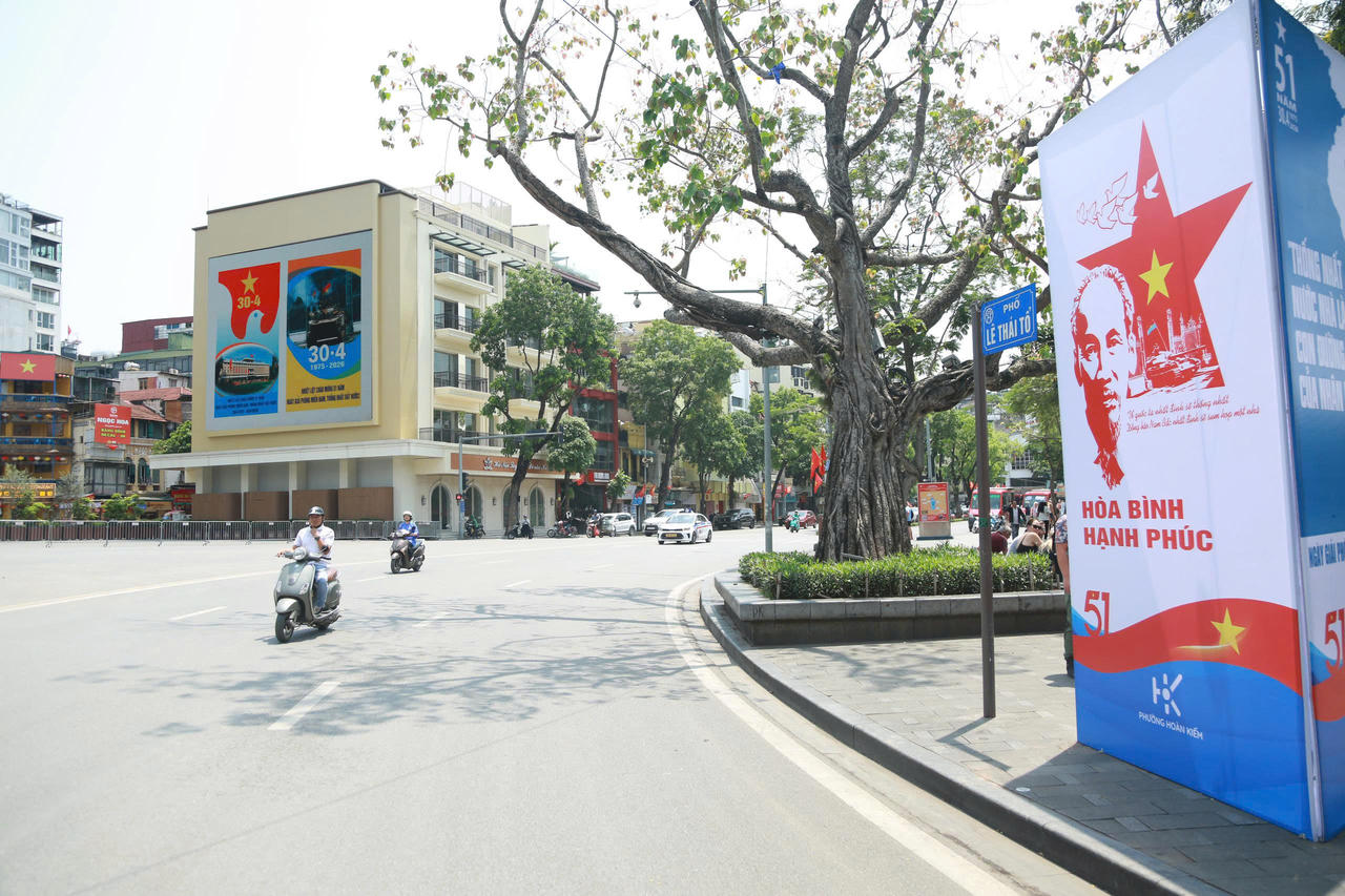 Trên khắp các tuyến phố ở Hà Nội hay quanh Hồ Hoàn Kiếm, cờ hoa, pano, áp phích được trang hoàng đồng bộ, tạo nên một diện mạo vừa hiện đại vừa đậm đà bản sắc.&nbsp;(Ảnh: Xuân Hoàng)