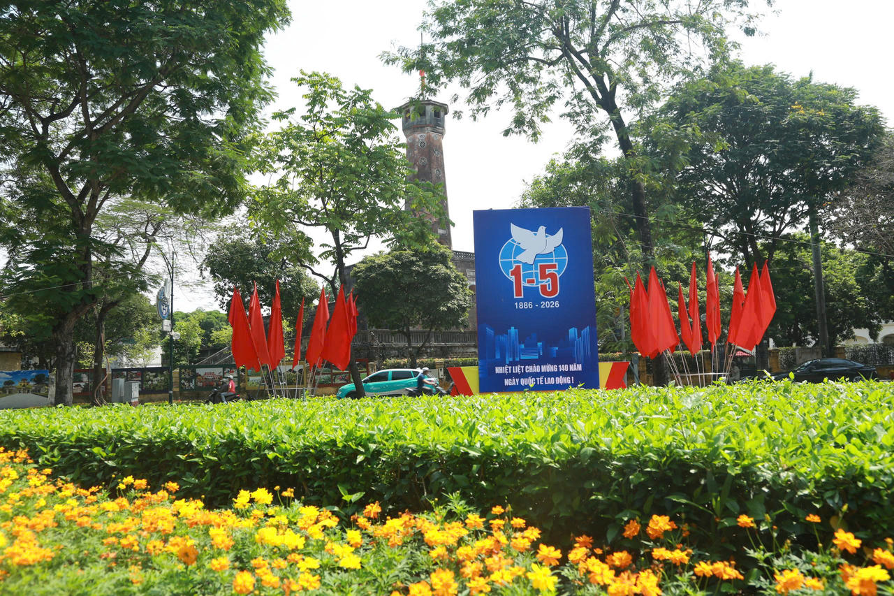 Sắc đỏ của cờ hoa, băng rôn và khẩu hiệu nổi bật trong những ngày cuối tháng 4.&nbsp;(Ảnh: Xuân Hoàng)