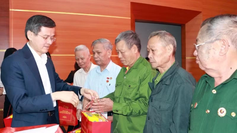 Đồng chí Đoàn Minh Huấn thăm và tặng quà các gia đình chính sách tại Lai Châu