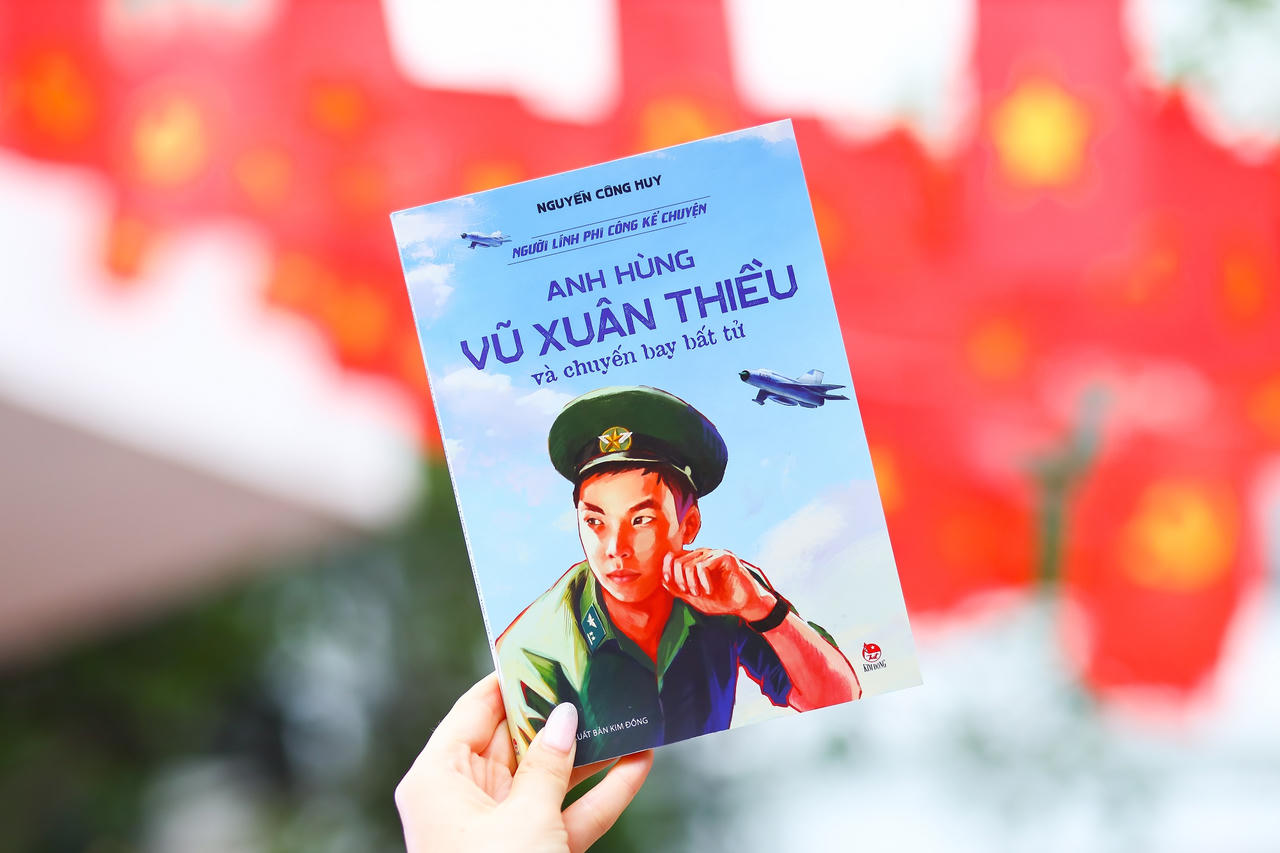 Cuốn sách khắc họa chân dung Anh hùng Liệt sĩ Vũ Xuân Thiều - người phi công gắn với chiến công bắn rơi máy bay B-52 trong chiến dịch Hà Nội - Điện Biên Phủ trên không năm 1972 (ảnh KĐ).