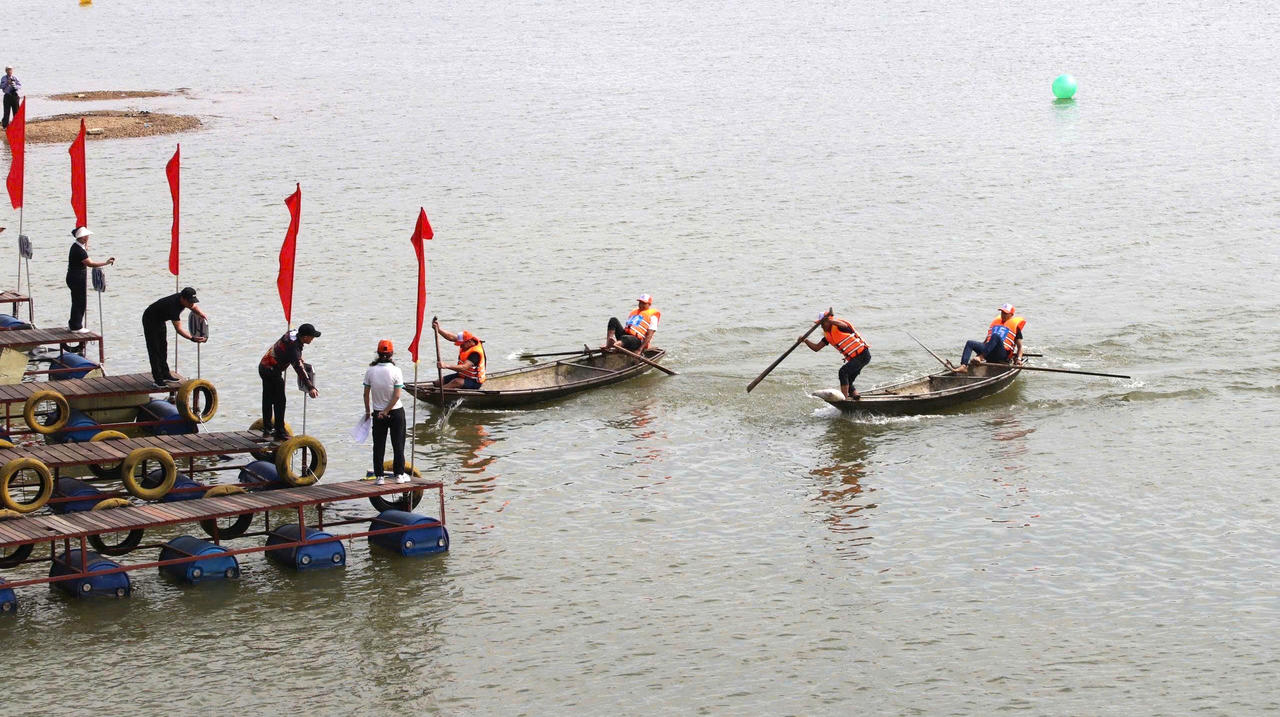 Lào Cai: Độc đáo giải đua thuyền nan trên hồ Thác Bà