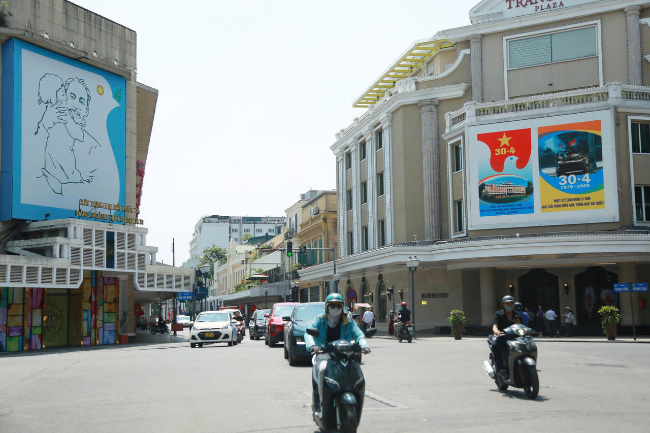 Hà Nội những ngày này không chỉ đẹp bởi sắc màu, mà còn bởi tinh thần đoàn kết, niềm tự hào dân tộc – những giá trị bền vững được hun đúc qua lịch sử và tiếp tục tỏa sáng trong nhịp sống hôm nay. (Ảnh: Xuân Hoàng)