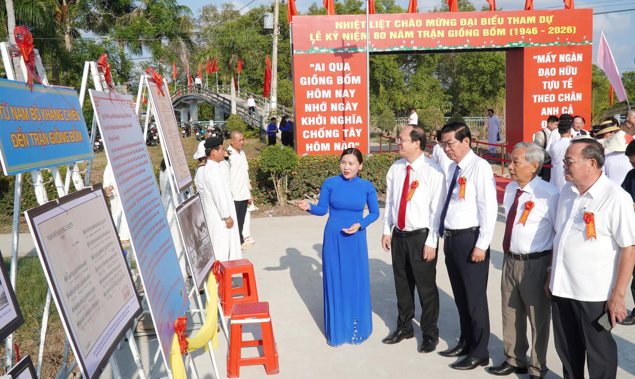 Đại biểu tham quan không gian trưng bày tư liệu lịch sử&nbsp;Trận Giồng Bốm năm 1946.