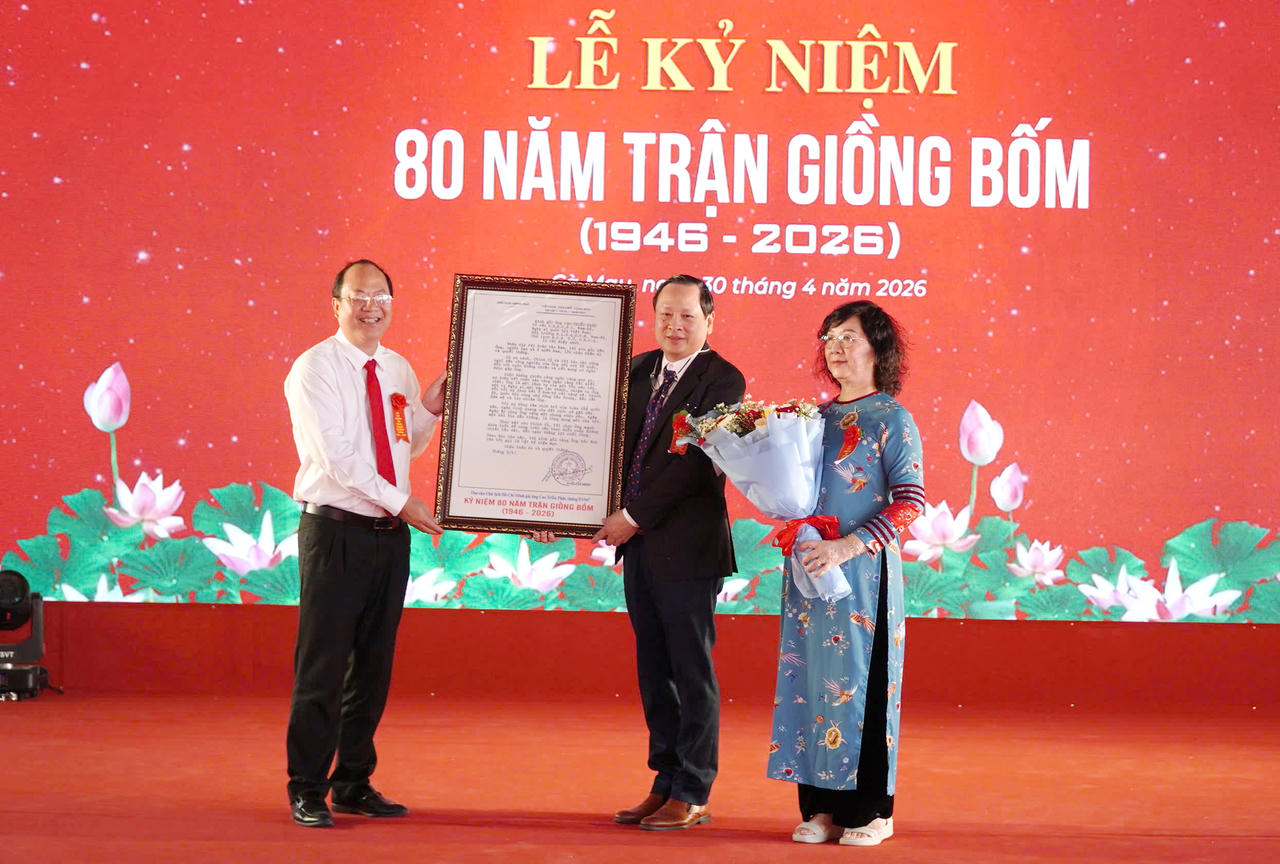 Ông Nguyễn Hồ Hải - Ủy viên BCH TW Đảng, Bí thư Tỉnh ủy Cà Mau, Trưởng Đoàn ĐBQH tỉnh, trao bức thư của Chủ tịch Hồ Chí Minh gửi cụ Cao Triều Phát cho thân nhân gia đình cụ.