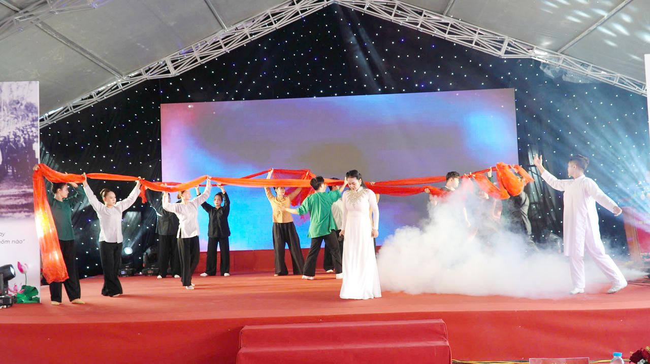 Tiết mục văn nghệ chào mừng Lễ kỷ niệm 80 năm Trận Giồng Bốm.