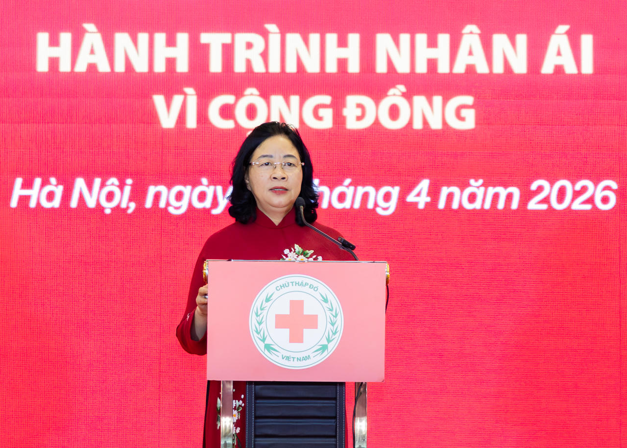 Đồng chí Bùi Thị Minh Hoài - Ủy viên Bộ Chính trị, Bí thư Trung ương Đảng, Chủ tịch Ủy ban Trung ương MTTQ Việt Nam phát biểu tại buổi lễ.