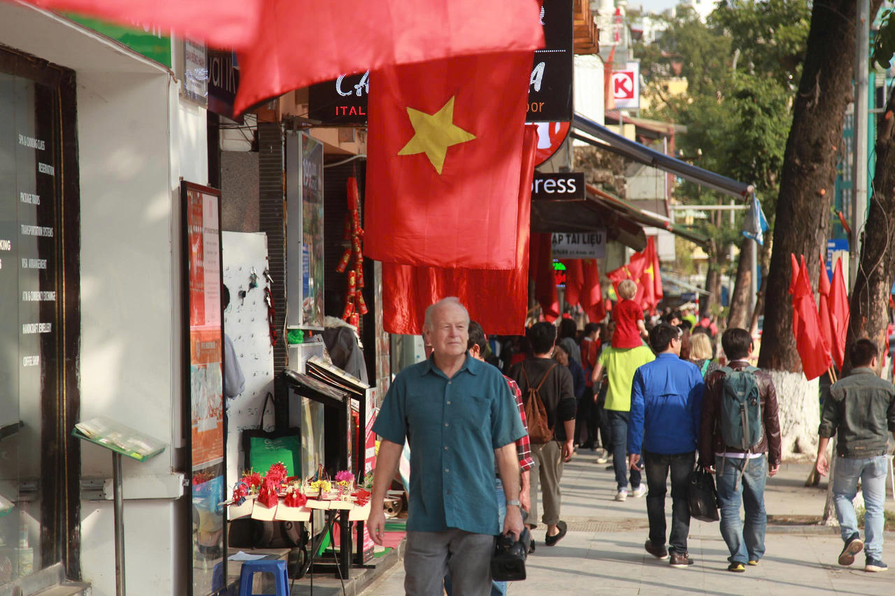 Sắc đỏ cờ Tổ quốc cũng trở thành điểm nhấn thu hút đông đảo người dân và du khách quốc tế.&nbsp;(Ảnh: Xuân Hoàng)