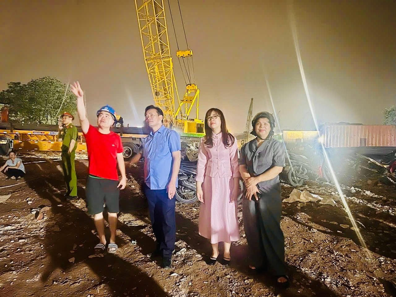 Cán bộ lãnh đạo phường Hồng Hà với tinh thần "làm ngày không đủ - tranh thủ làm đêm" quyết tâm hoàn thành công tác GPMB cầu Tứ Liên theo kế hoạch.