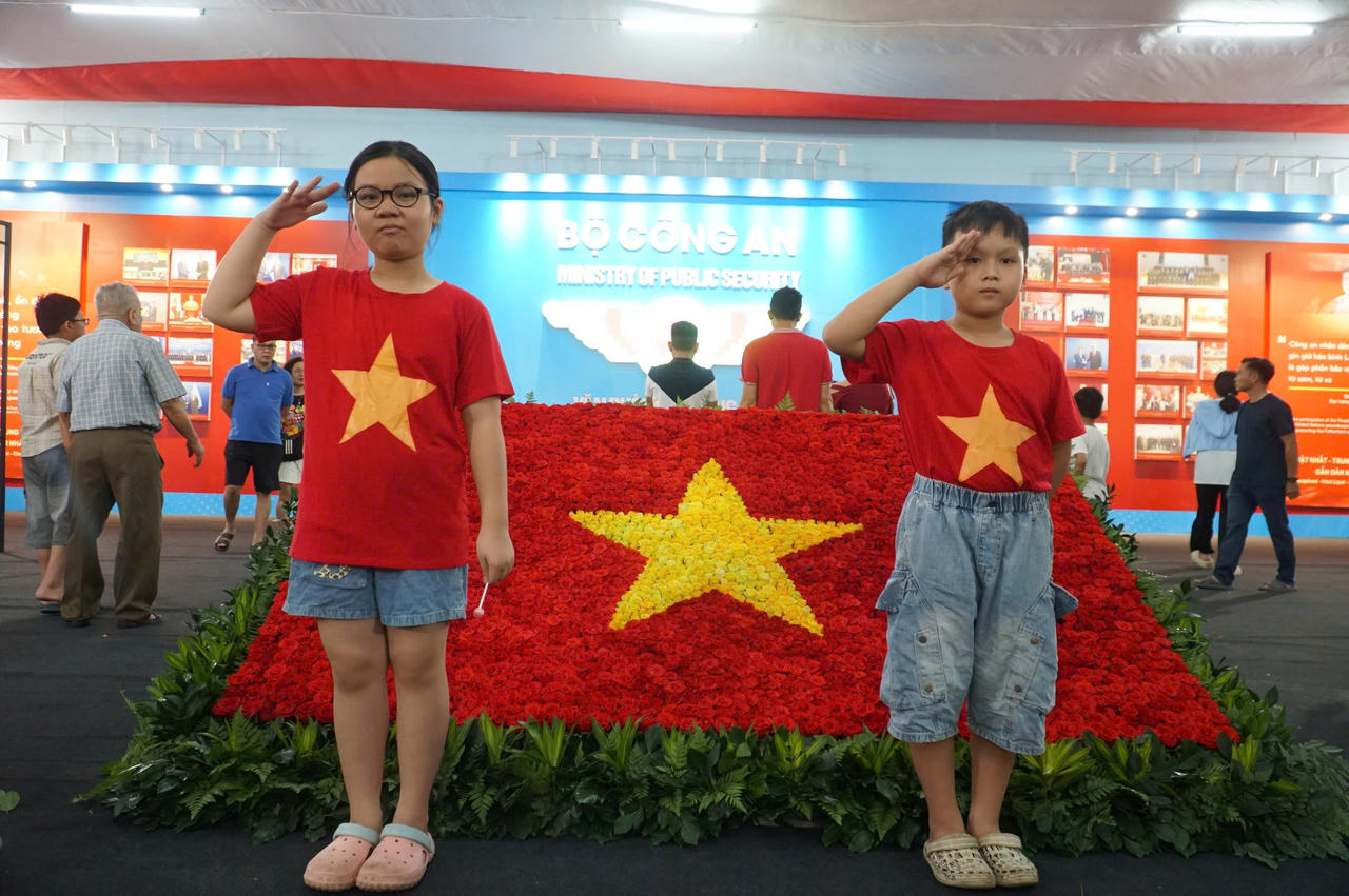 Người dân và du khách thích thú xem Triển lãm '80 năm An ninh nhân dân - Lá chắn bình yên'