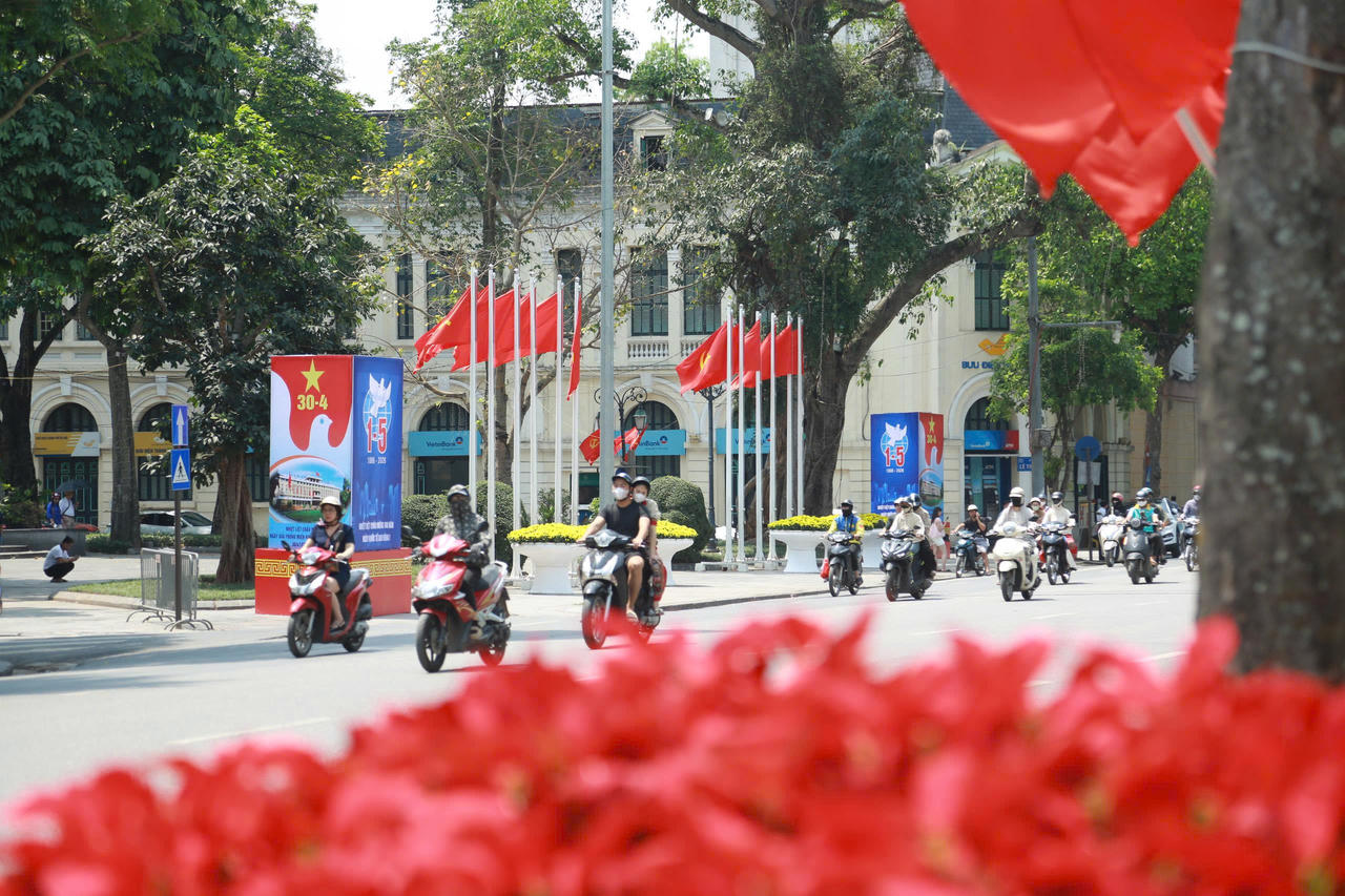 Hà Nội “rực đỏ cờ hoa” chào mừng Ngày Giải phóng miền Nam 30/4 và Quốc tế Lao động 1/5
